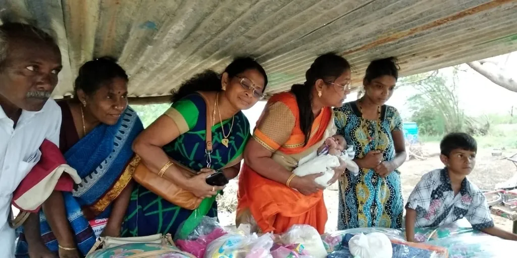 kaja storm in pudukkottai...baby and mother Lonely in village 